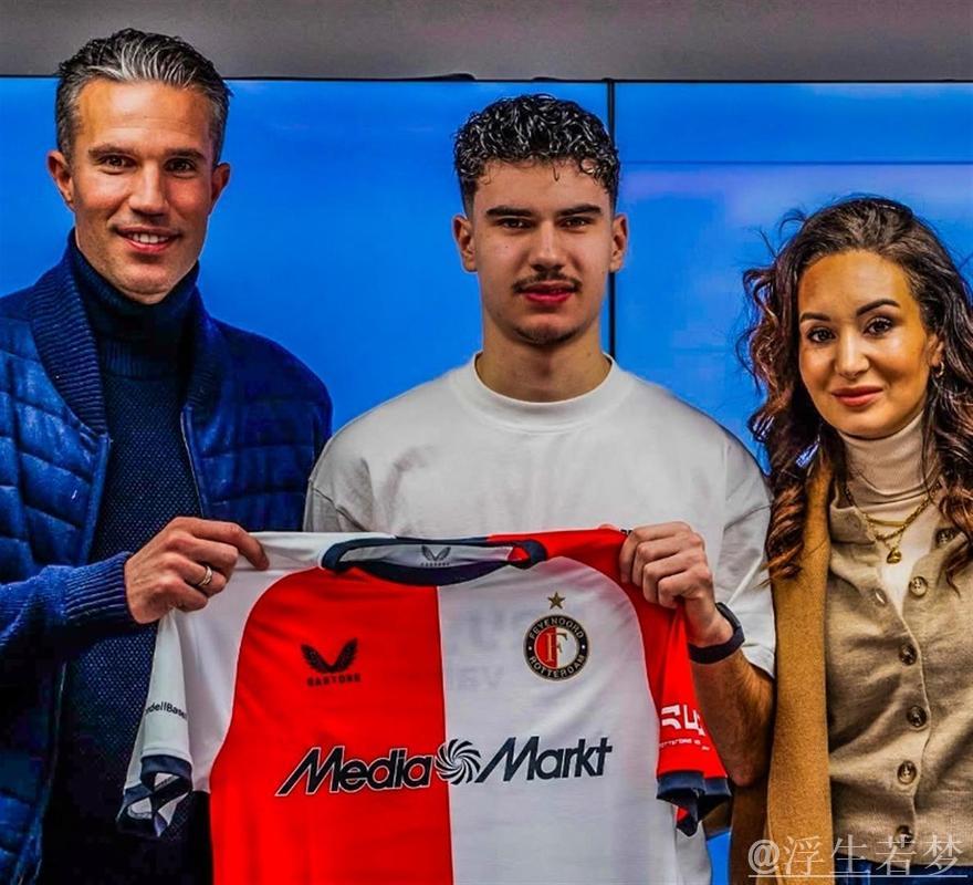 3万人见证！42岁范佩西执教 19岁儿子首秀：1米86踢中锋